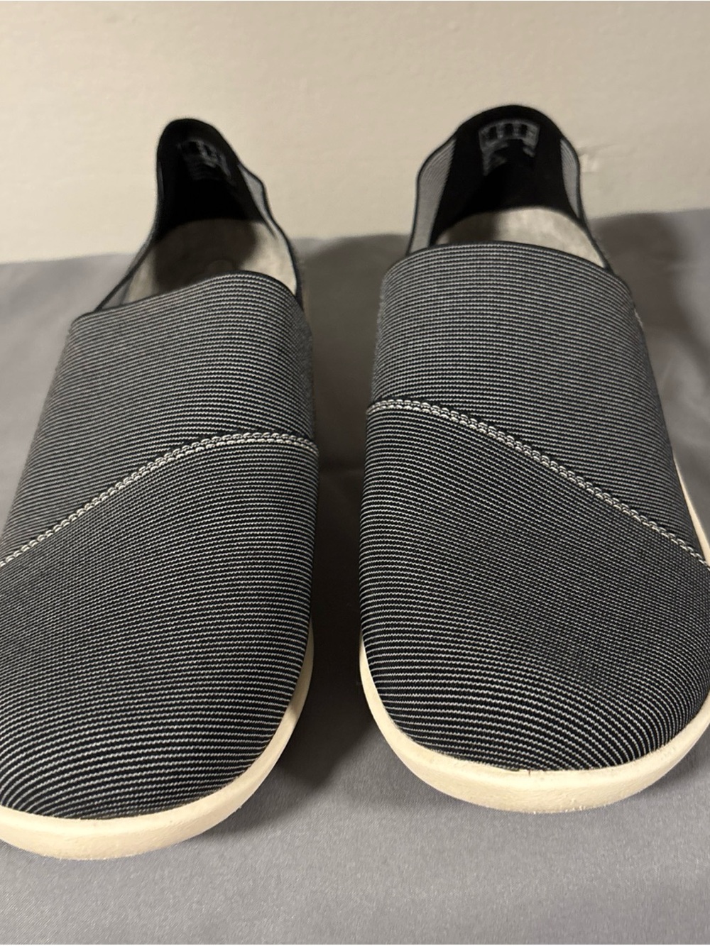 Cloudsteppers by Clarks woman’s 9.5W Slip-On Loafers in navy and White Sole